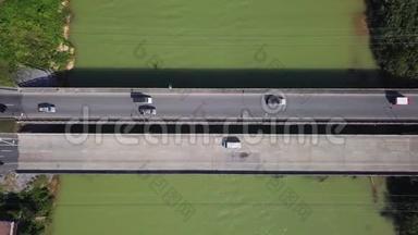 <strong>泰国</strong>热带绿色彩色河上沿桥的运输<strong>鸟瞰图</strong>。 亚洲基础设施
